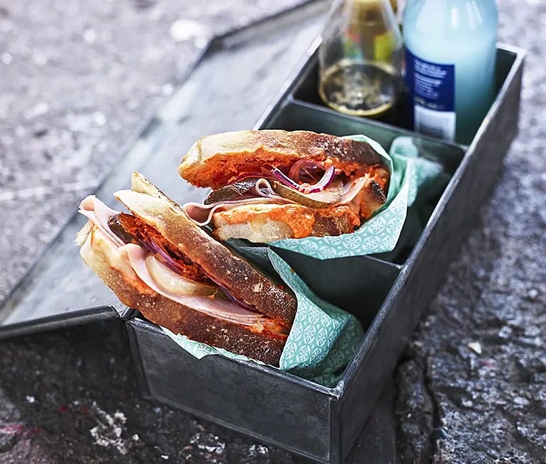 1284 – grillmacka med ajvarcrème, saltgurka och skinka