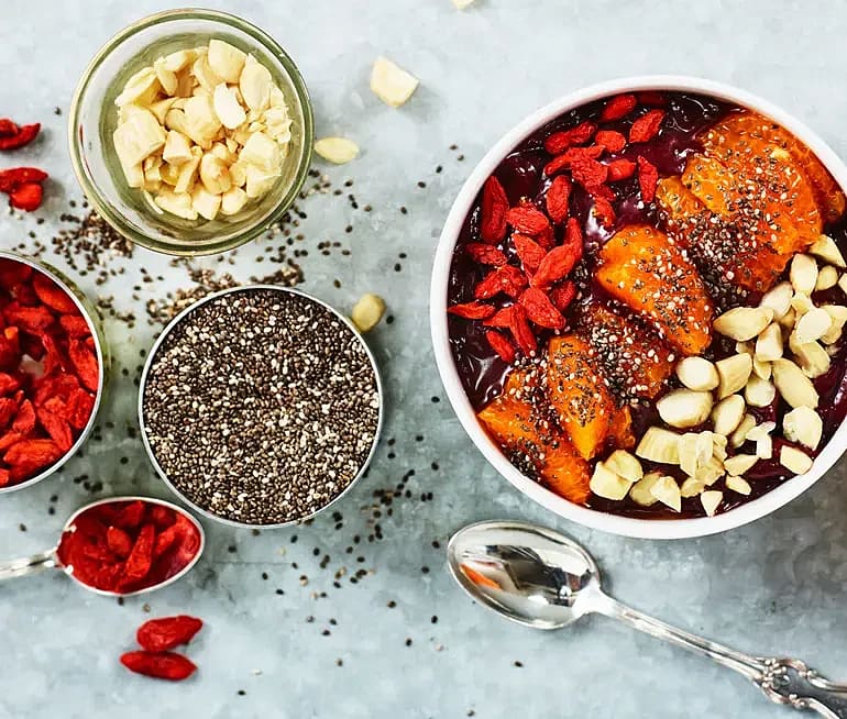 Acai bowl med clementin och mandel