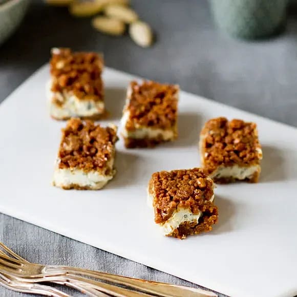 Ädelostcheesecake med pepparkaksbotten