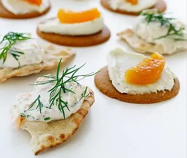 Ädelostcrème och kryddkokt aprikos på bröd eller pepparkaka