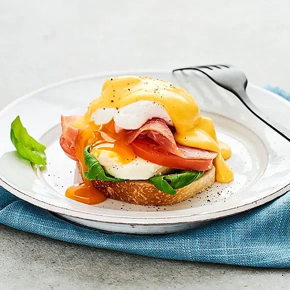Ägg Benedict med ciabatta och parmaskinka