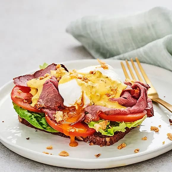 Ägg Benedict med danskt rågbröd och rostbiff