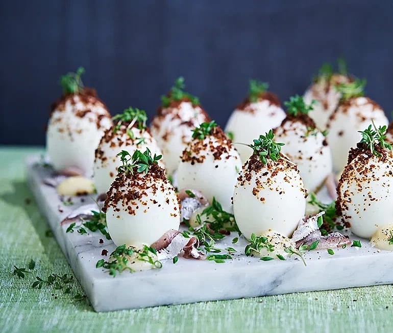 Ägg med kavringskrisp och ansjovismajonnäs