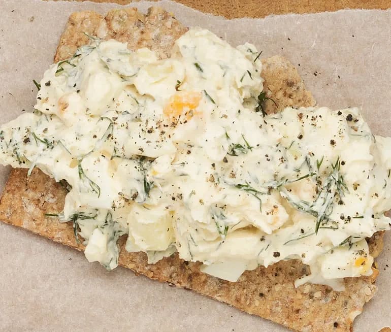 Ägg och kaviarröra på knäcke