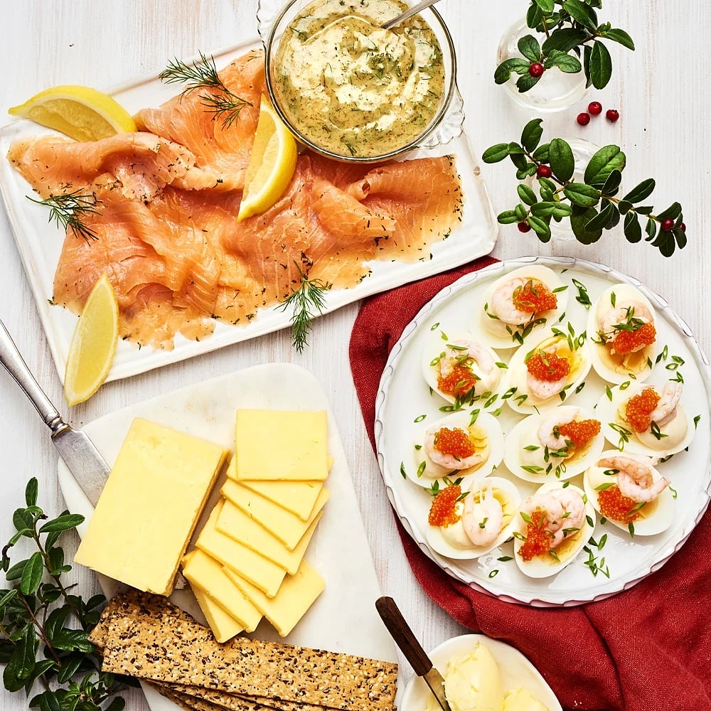 Ägghalvor med rom och gravad lax