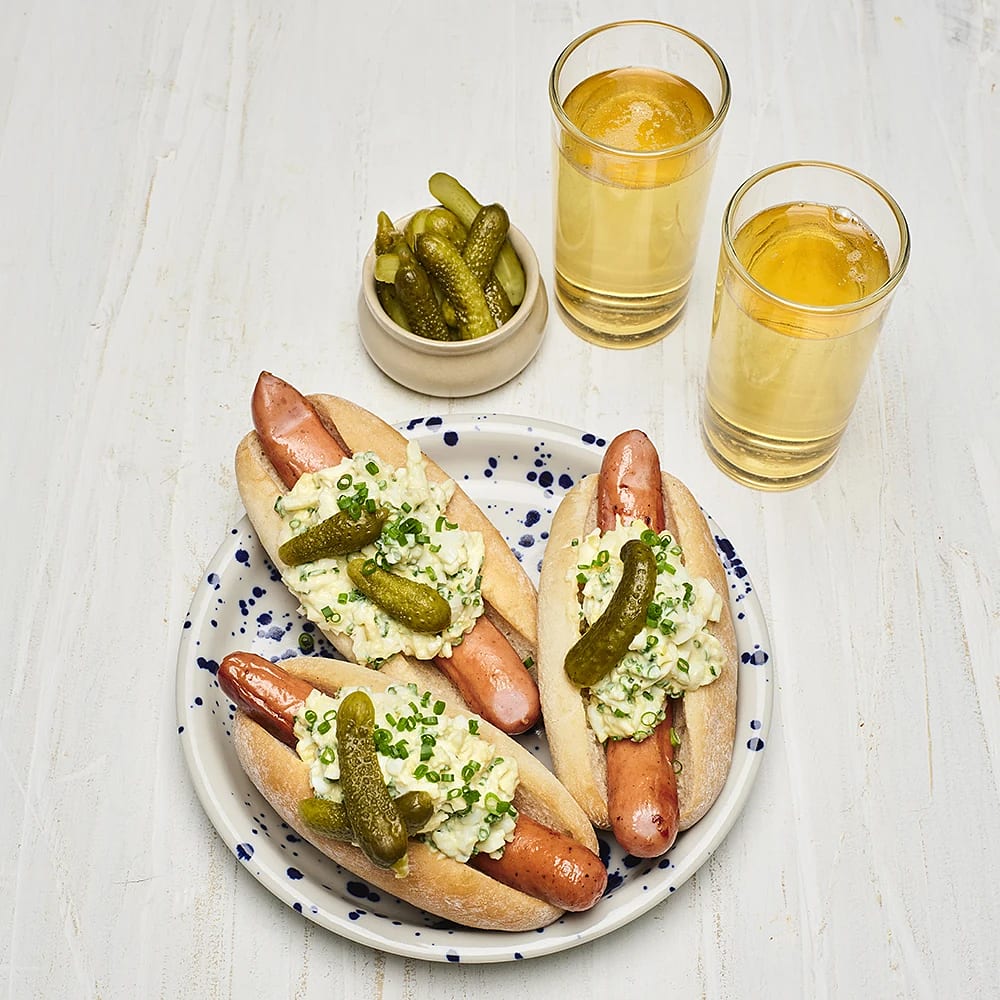 Äggsallad och cornichons på korv med bröd