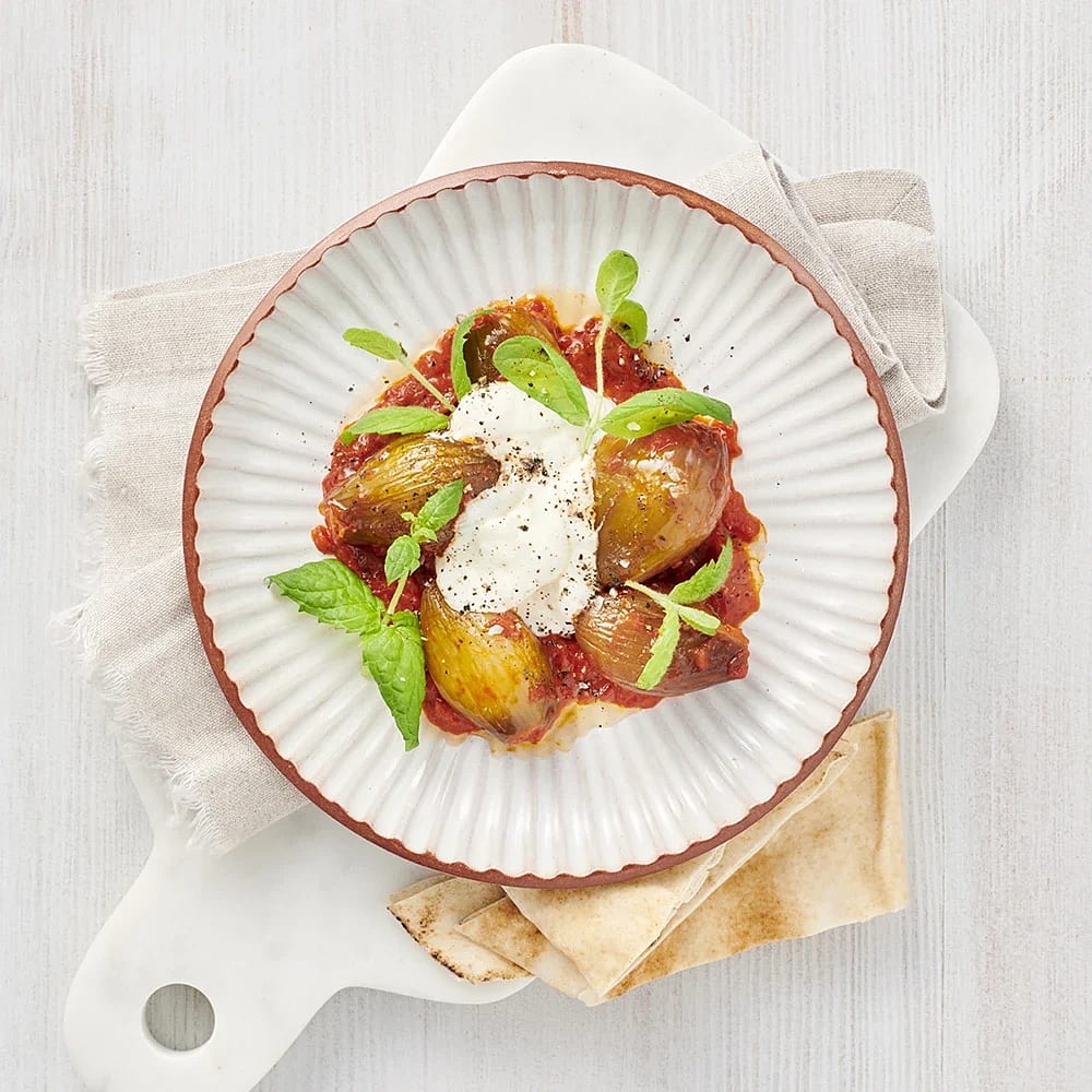 Ajvarbakade schalottenlökar med yoghurt och libabröd