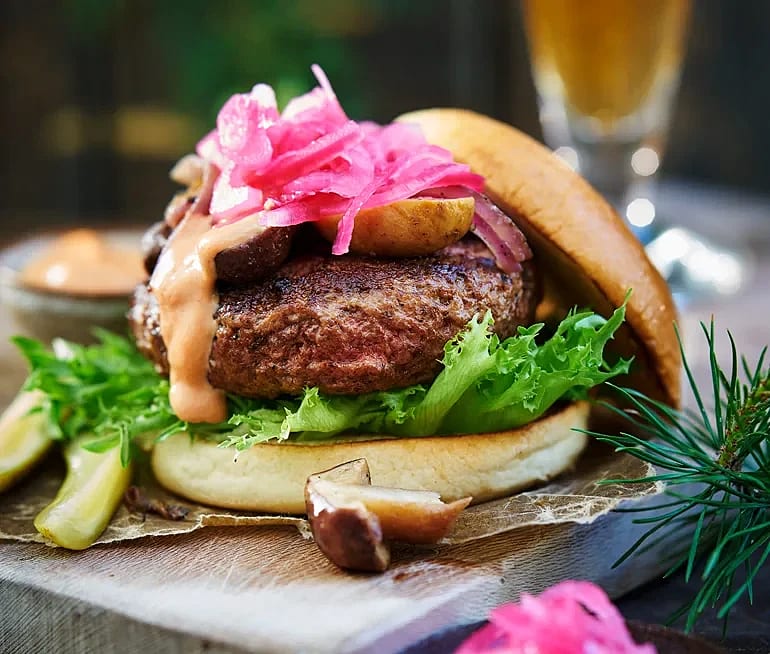 Älgburgare med rökig BBQ-majo, picklad rödlök och stekt skogssvamp