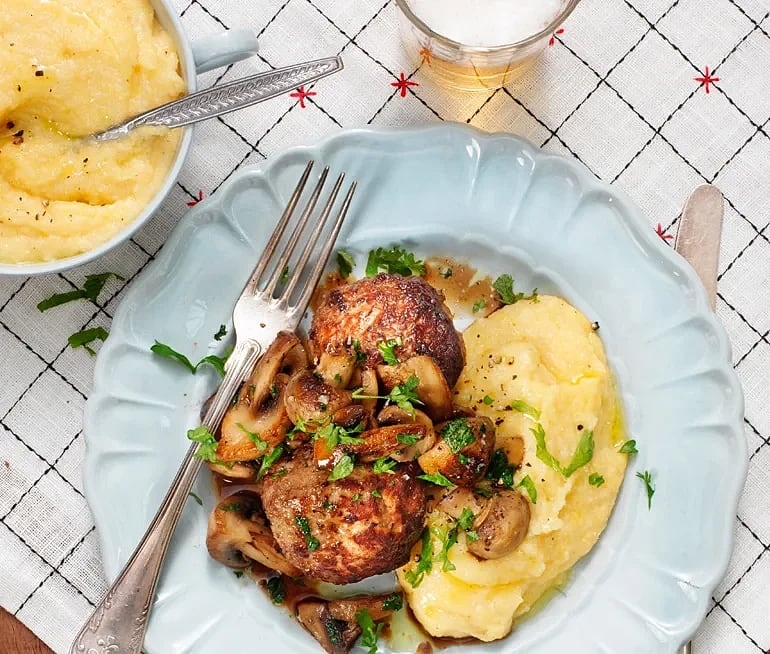 Älgfärsbiff med krämig polenta och svamp