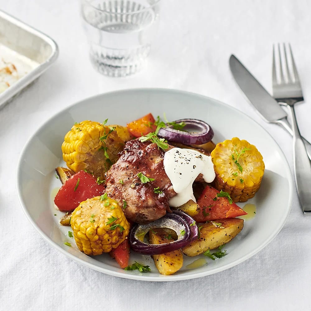 Allt på en plåt med majs, paprika och kycklinglårfilé
