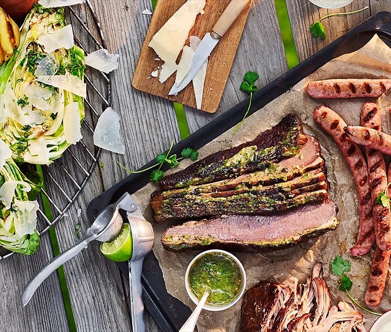 Alspånsrökt bringa med grillad spetskål och basilikacitronette