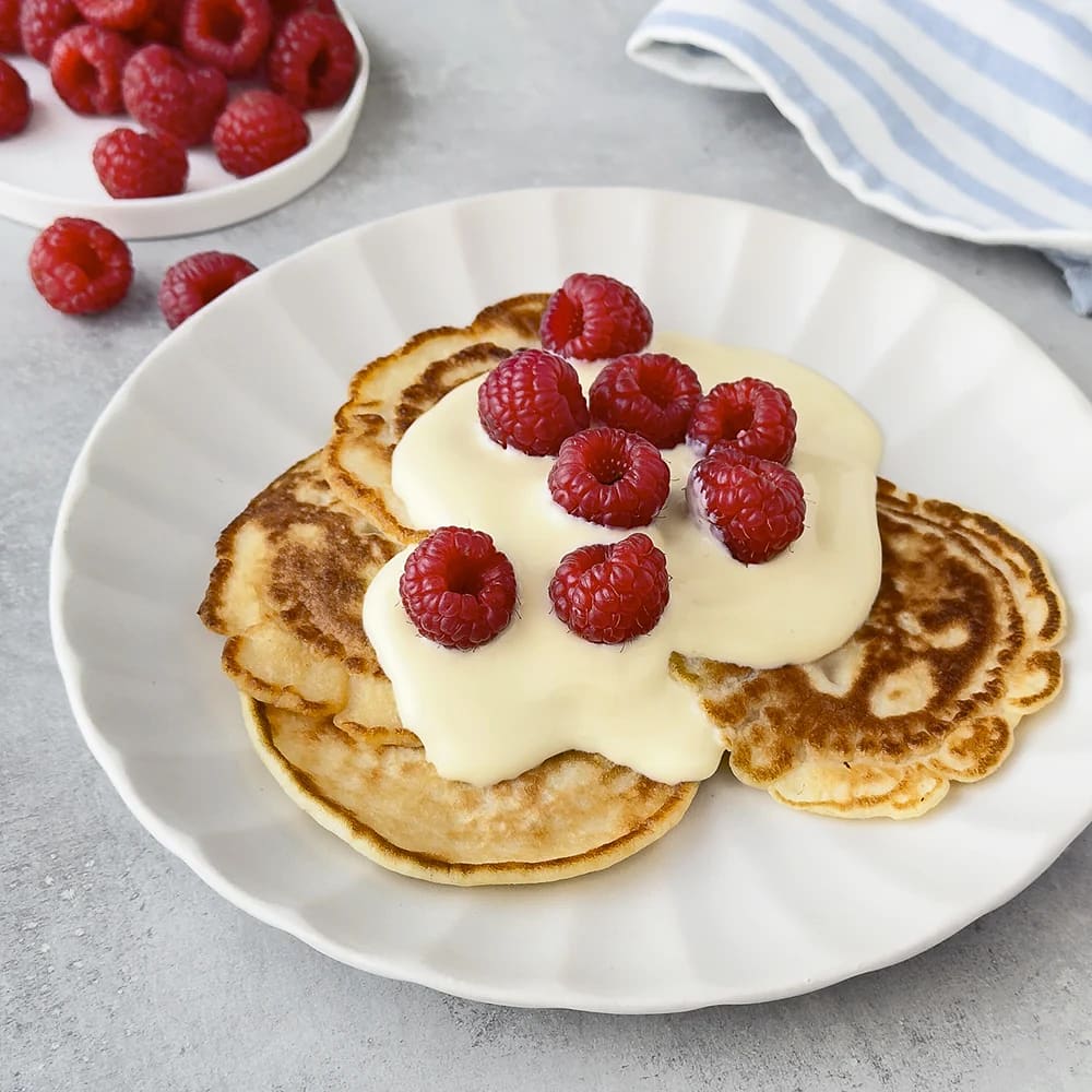 Amerikanska pannkakor med gurt och bär