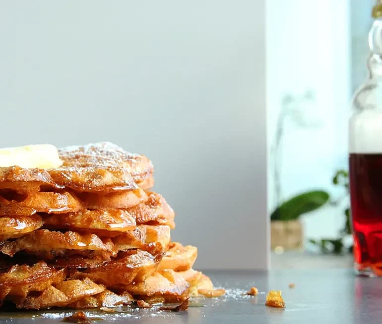 Amerikanska våfflor med lönnsirap och florsocker