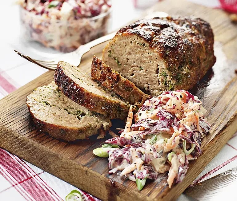 Amirs fläskfärslimpor med coleslaw på rödkål och ingefära
