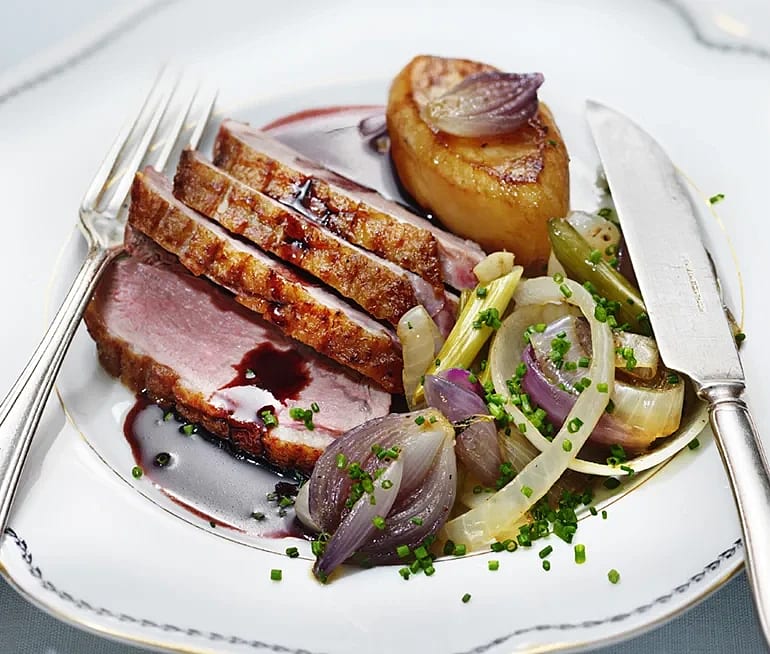 Ankbröst med potatisfondant, lök och portvinssirap