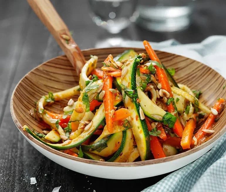 Apelsin- och basilikamarinerad morots- och zucchinipasta