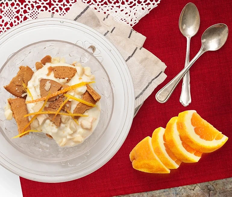 Apelsin- och ingefärsyoghurt med krossade pepparkakor