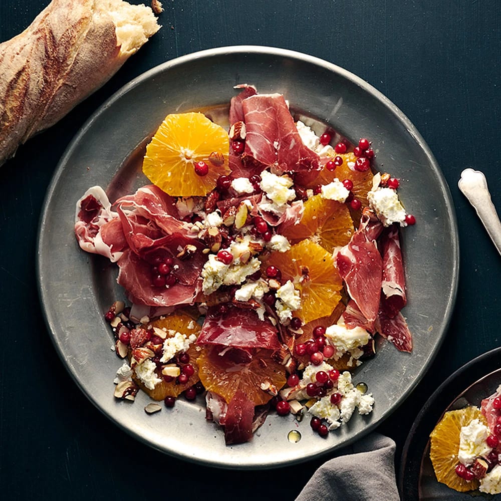 Apelsinsallad med lingon och lufttorkad skinka