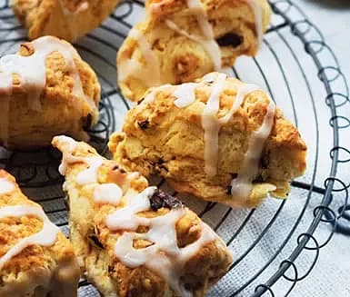 Apelsinscones med katrinplommon