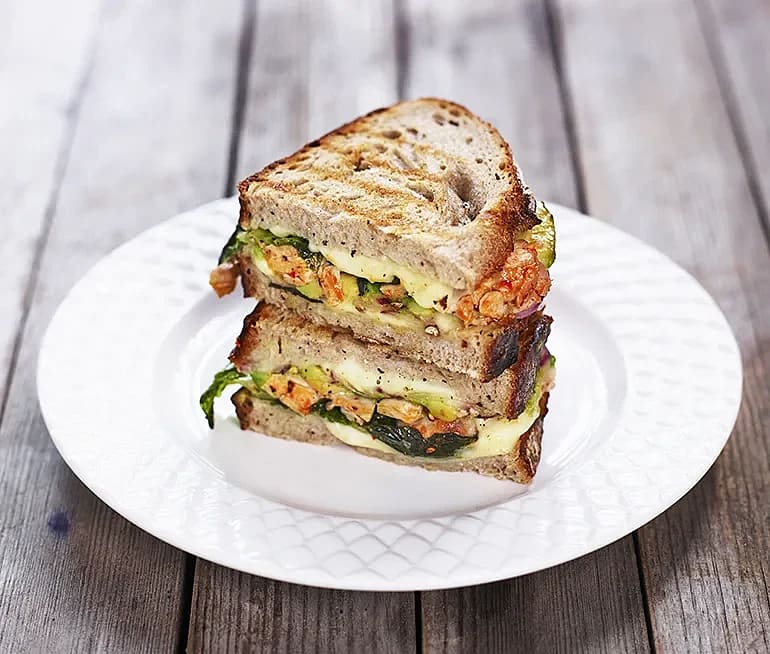 Apollon – grillad macka med kyckling, sambal och avokado