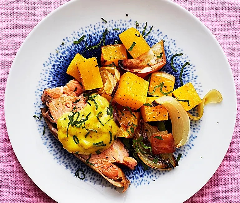 Äppel- och pumpapytt med rökt lax och currymajonnäs