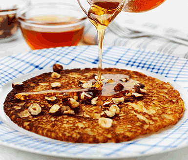 Äppelpannkakor med honung och hasselnötter