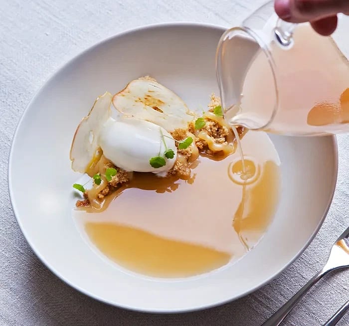 Äppelsoppa med äppelcurd, skrädmjölskaka, mjölksorbet & äppelchips