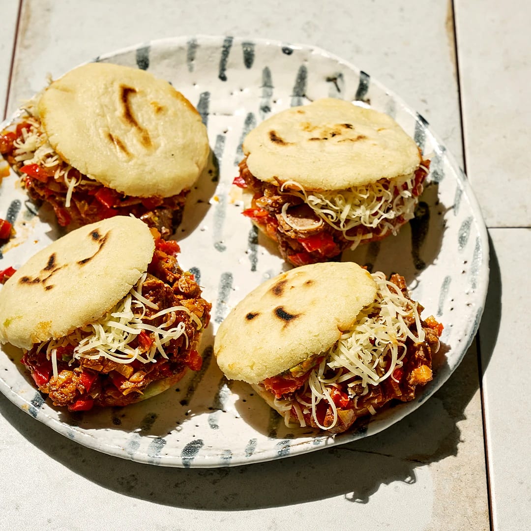 Arepa pelúa – Majsbröd med pulled beef och cheddar