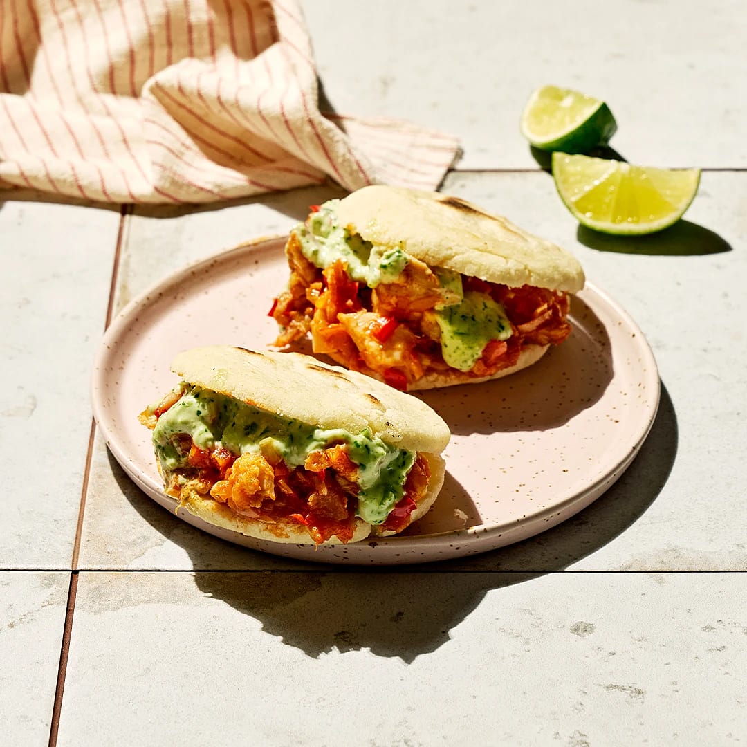 Arepa playera – Majsbröd med fiskragu och koriandermajonnäs