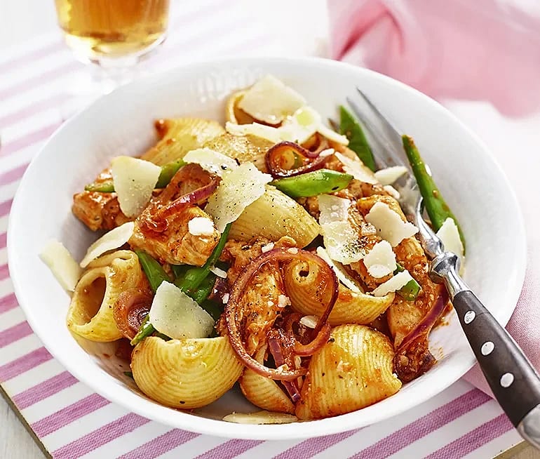 Arrabbiata med kyckling och sockerärter