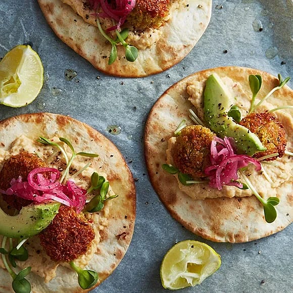 Ärtig falafel med snabbsyrad rödlök
