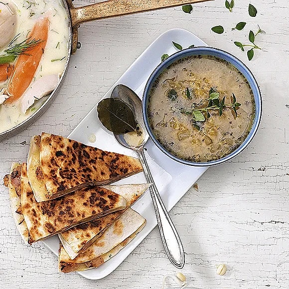 Ärtig linssoppa med skinkquesadilla