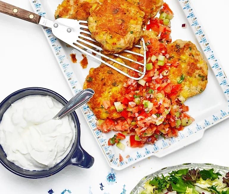 Ärtiga majsbiffar med tomatsalsa