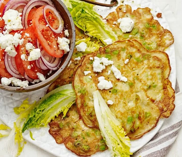 Ärtpannkakor med tomat- och fetaostsallad