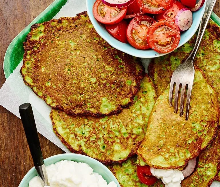 Ärtplättar med cottage cheese och tomatsallad