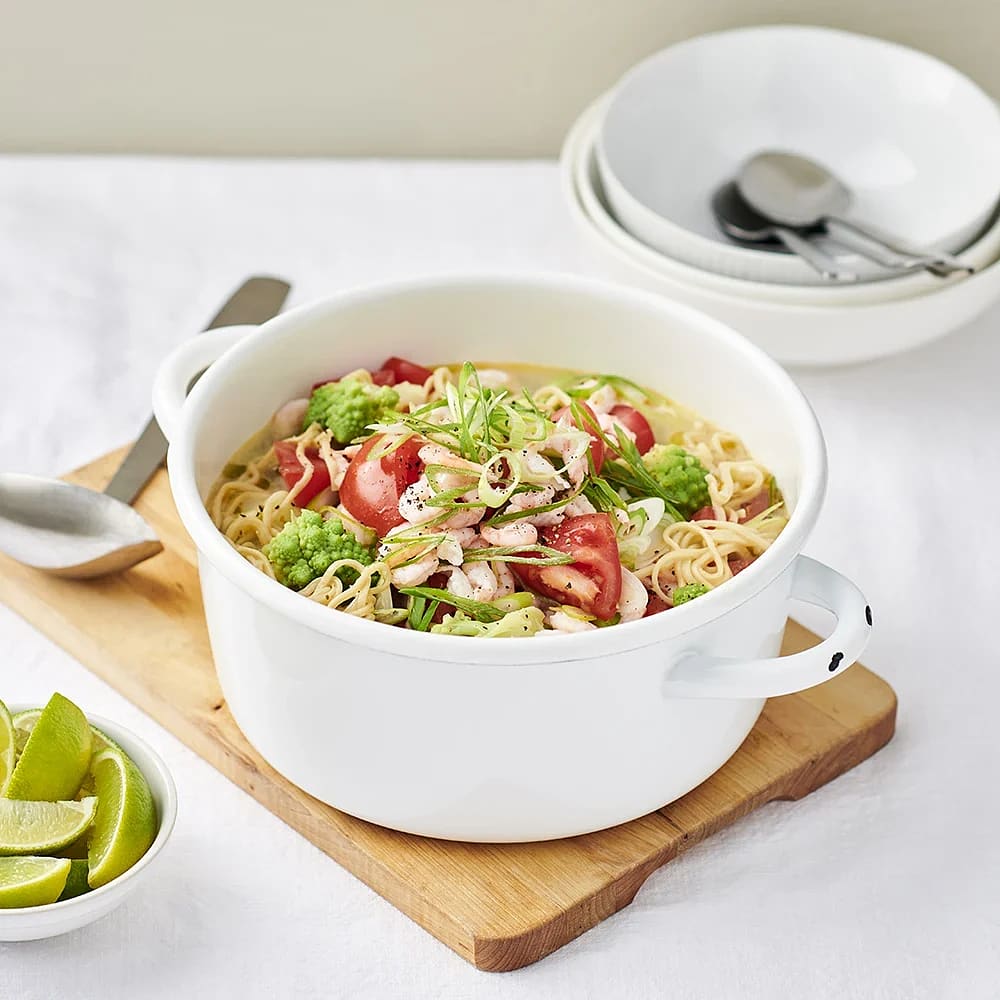 Asian one pot med romanesco, räkor och nudlar
