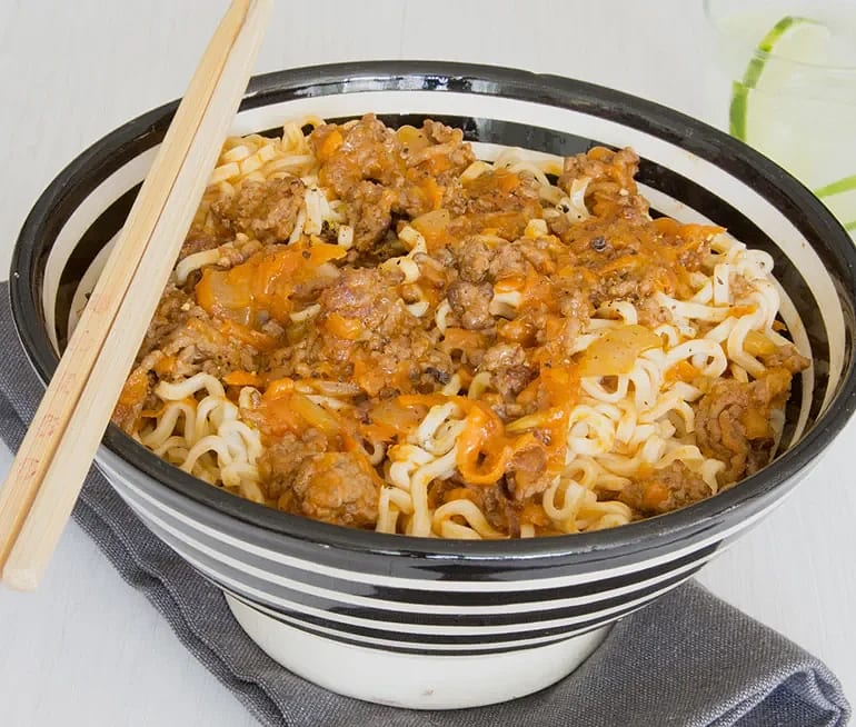 Asiatisk köttfärssås med nudlar