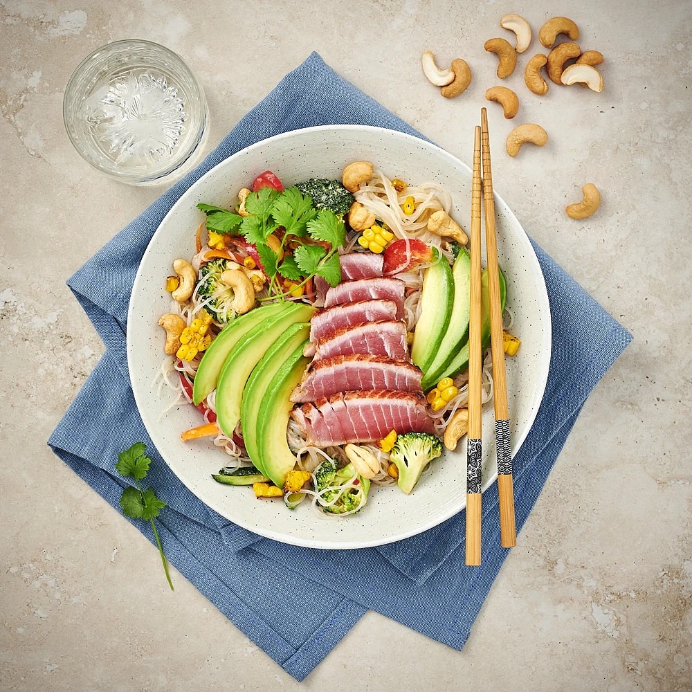 Asiatisk nudelsallad med broccoli och halstrad tonfisk