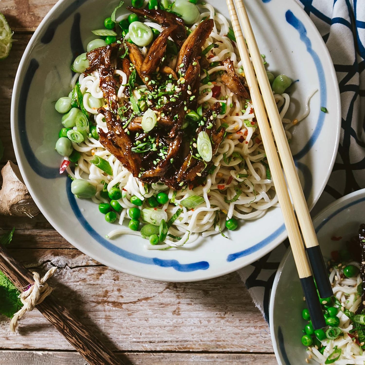 Asiatisk nudelsallad med vegochunks och limedressing