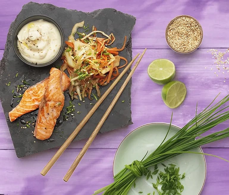 Asiatisk vitkål- och morotssallad med sesammajonnäs