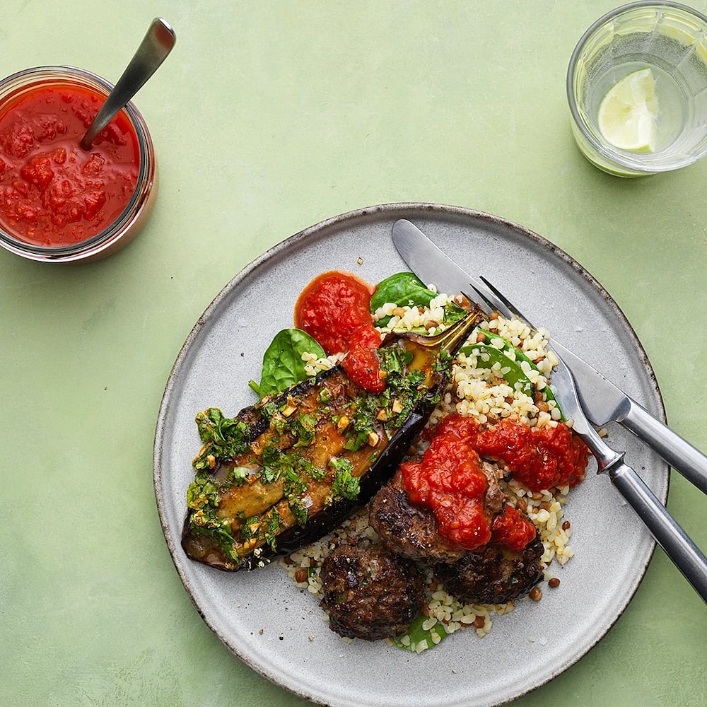 Aubergine med köttfärsbiffar och bulgur