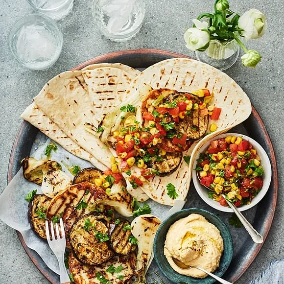 Aubergine- och halloumiburgare med salsa och grillat tortillabröd