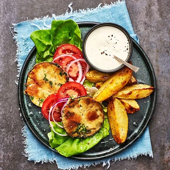 Aubergineburgare med vitlökskräm och rostad potatis