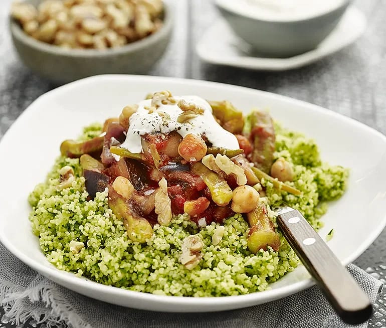 Auberginegryta med okra och grön couscous
