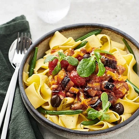 Auberginepasta med tomat och borlottibönor