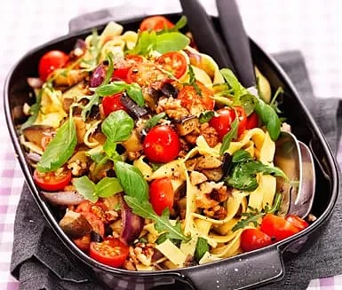 Auberginepasta med valnötter och ruccolasallad