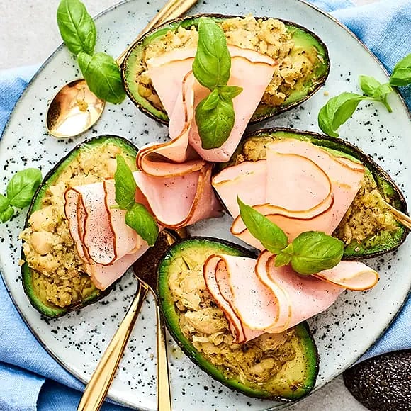 Avokado i ugn med pesto och kalkon