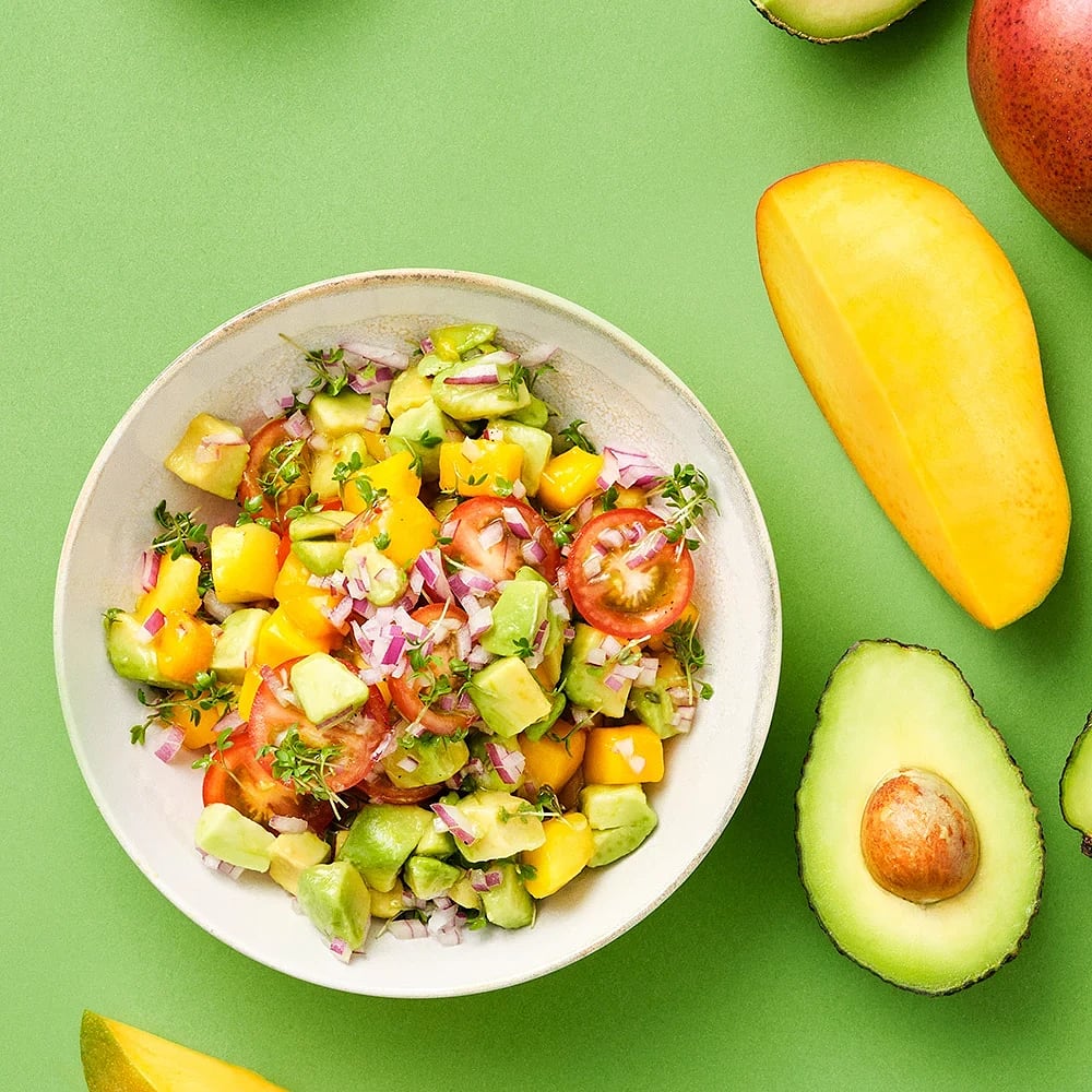 Avokado- och mangosallad med tomater