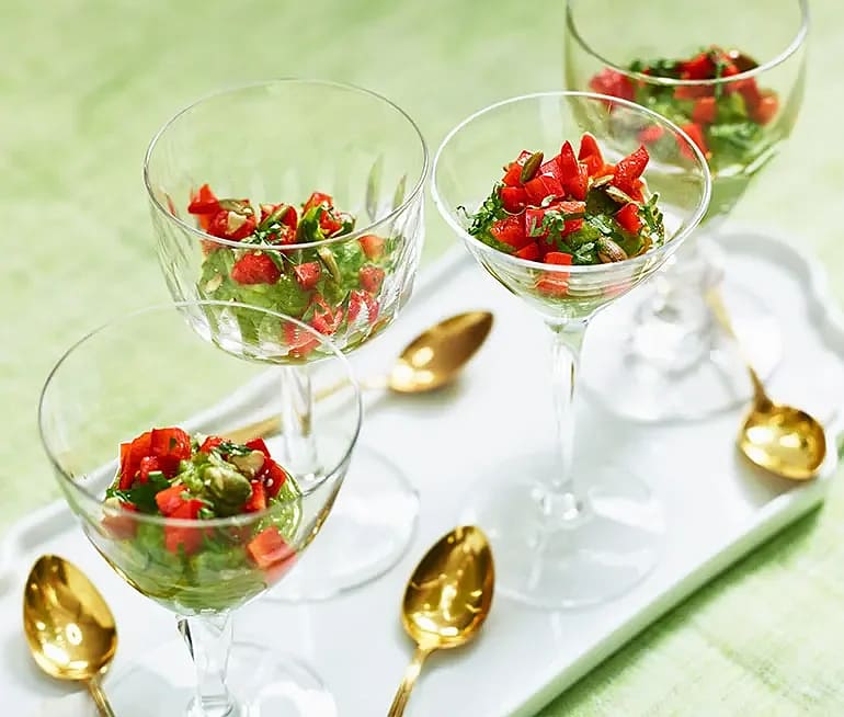 Avokado och paprika i glas med rostade pumpakärnor