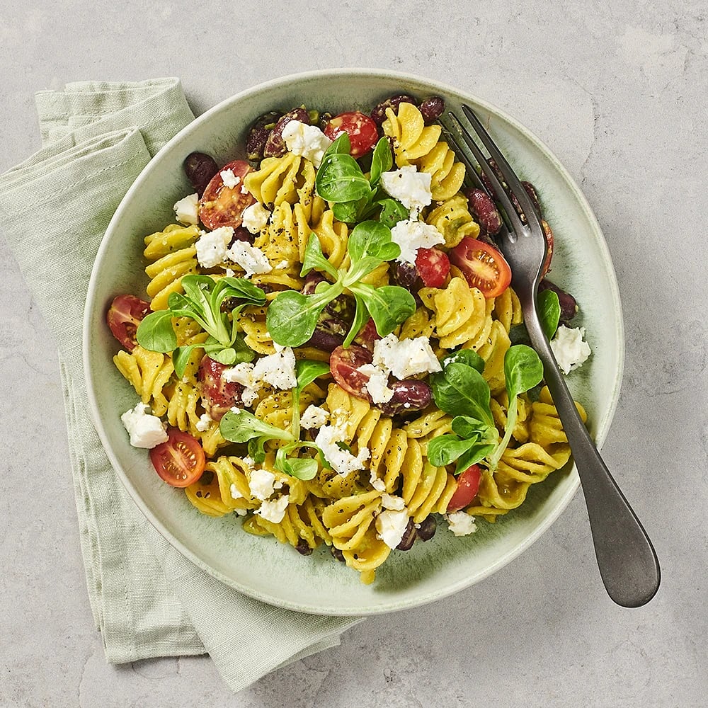 Avokadofusilli med feta och mâchesallad